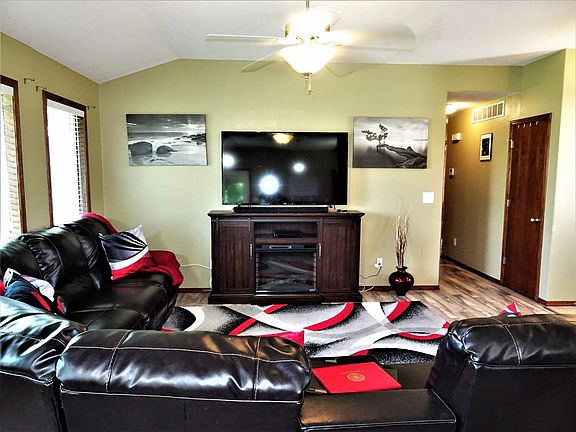 5th image of 440 Meadowlark Dr