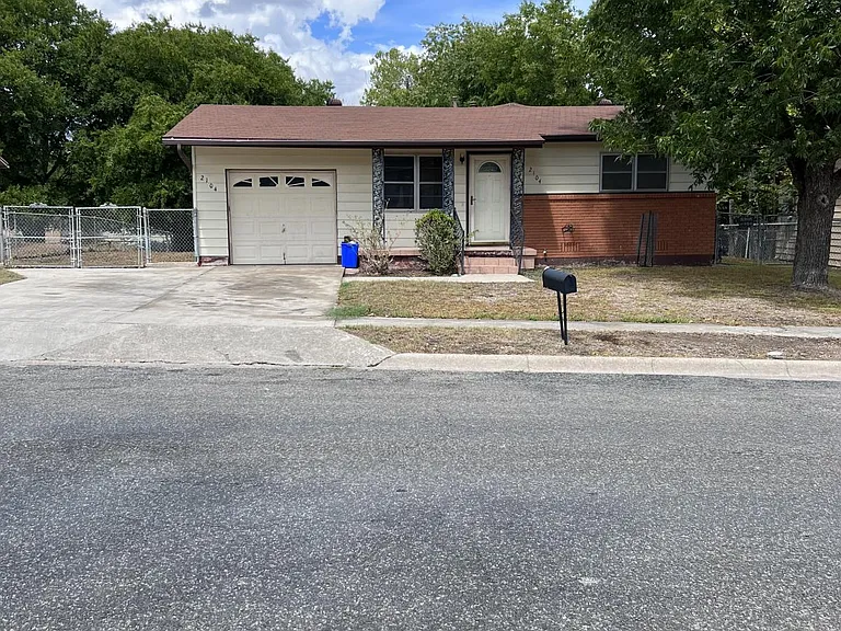 2104 Terrace Dr — Photo 1