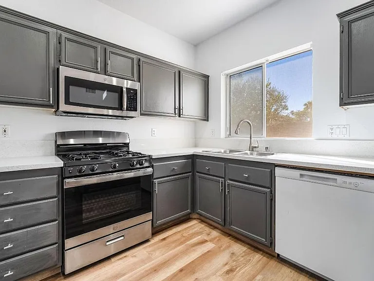 1011 Park Bridge Ave — Photo 4
