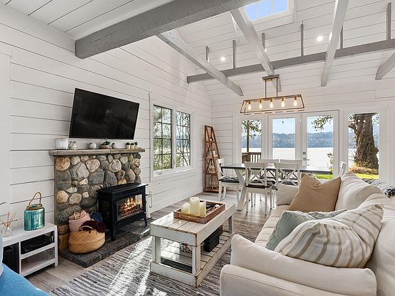 3rd image of 6129 Sechelt Inlet Rd