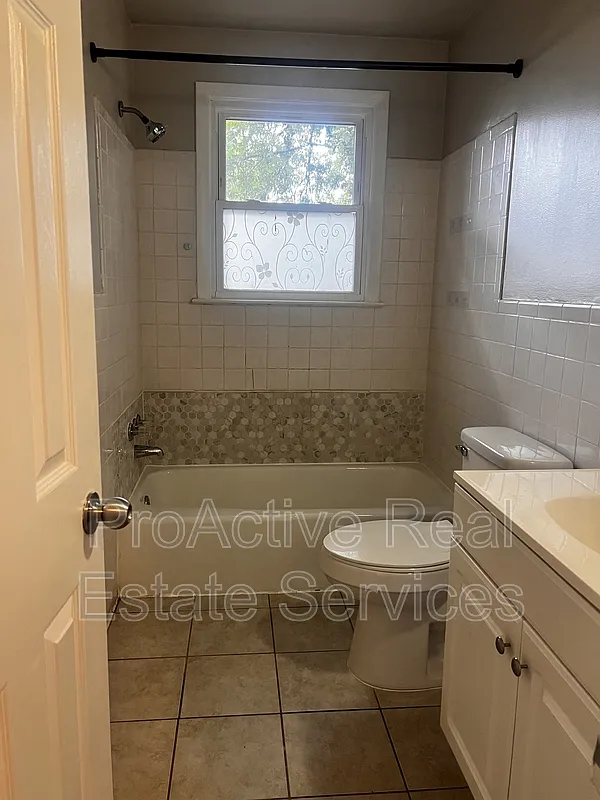 2 bed, 1.0 bath, 826 sqft, $1,350 — Photo 4