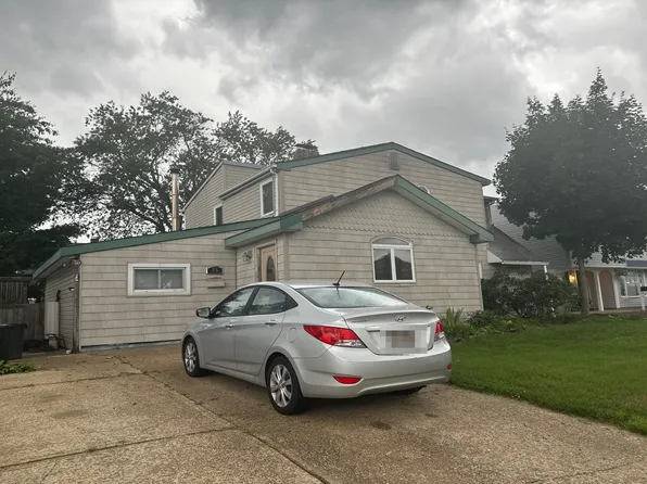 15 Solar Ln, Levittown, NY 11756