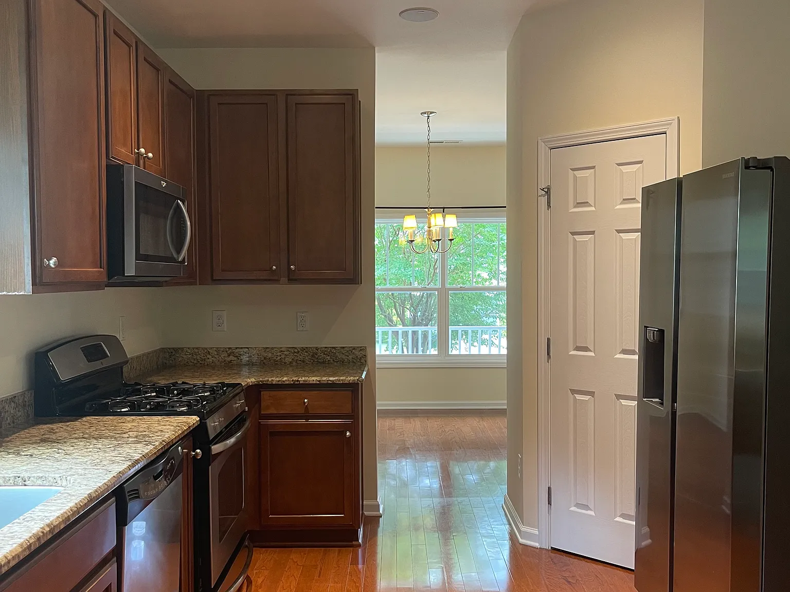 5 bed, 2.5 bath, 2950 sqft, $3,300 — Photo 3