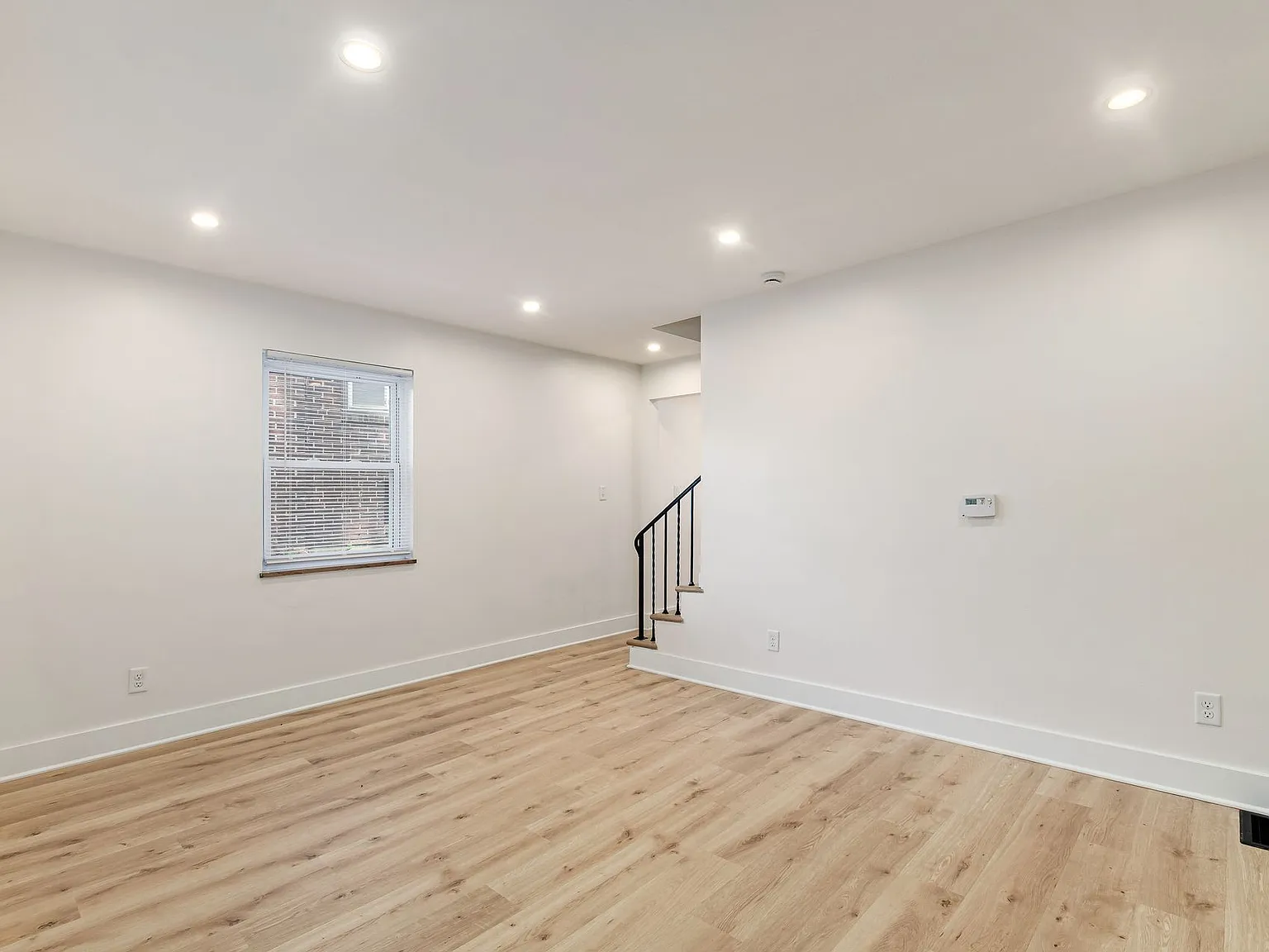 2 bed, 909 sqft, $2,100 — Photo 2