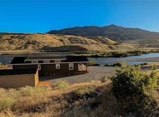 821 Riverside Dr, Pateros, WA 98846