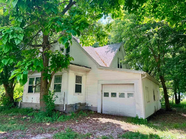 307 N Cedar St, Bowen, IL 62316