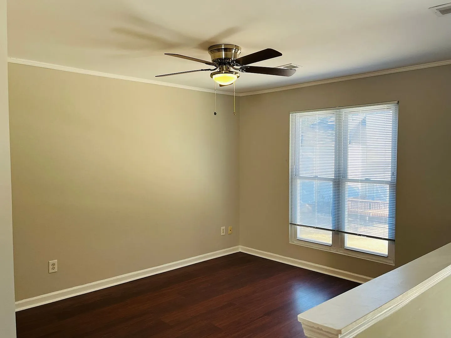 Prime location, private setting, 2nd Living area, possible 4th bedroom, 2 car garage, must see! — Photo 4