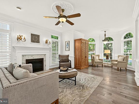 4th image of 3860 Farrcroft Dr
