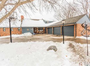 1615 E Edgewood Rd, Sioux Falls, SD 57103