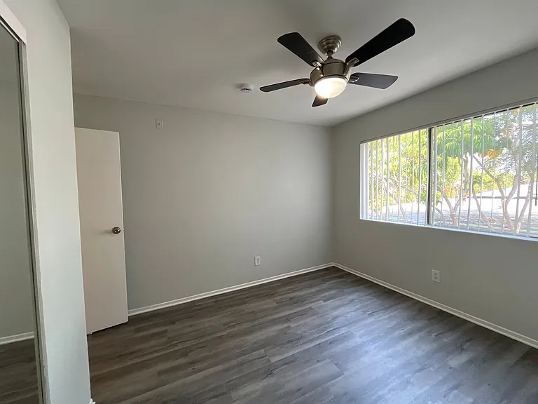 226 South Serrano — Photo 46