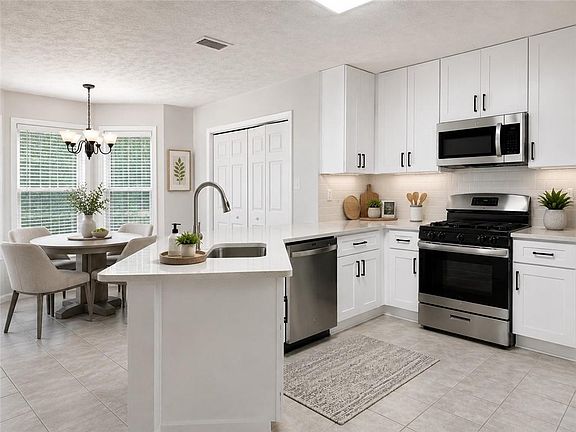 5th image of 395 Manor Glen Dr