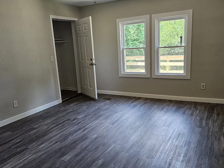 612 W Strawn Ave — Photo 8
