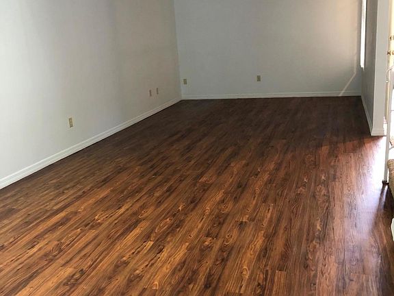 3rd image of 402 Hawthorne Ct