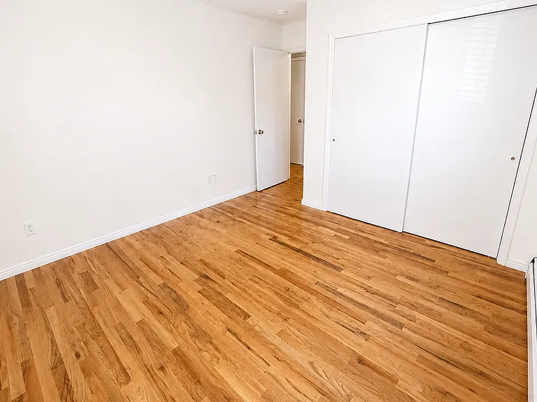 Bright & Spacious 2-Bedroom Residence Across from Berkeley Park — Photo 7