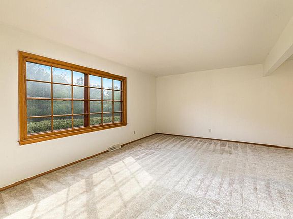 5th image of W213N10189 Beech DRIVE