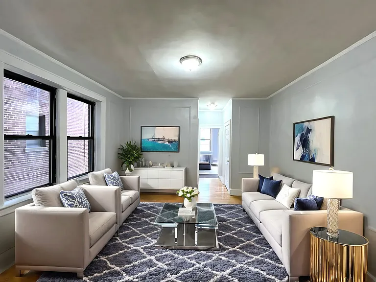 Hill Manor - Renovated Apartments Near Train Station — Photo 2