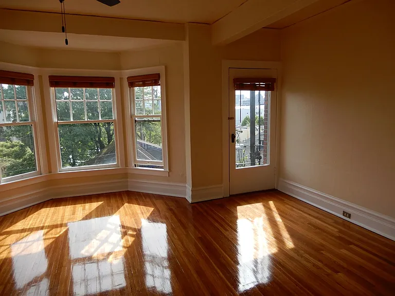 Lucretia Court Apartments — Photo 10