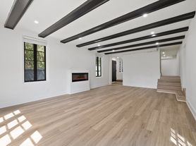 9 Bed 4 Bed Bath Fully Upgraded