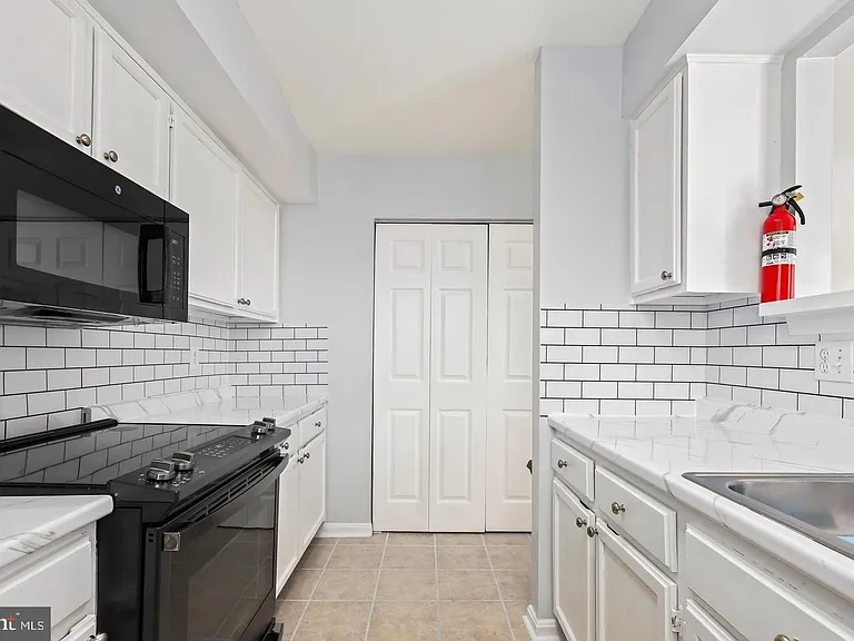 9904 Hagel Cir — Photo 14
