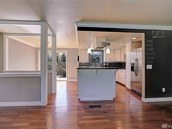 4th image of 396 Selkirk Dr