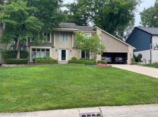 30633 Sunderland Dr, Farmington Hills, MI 48331