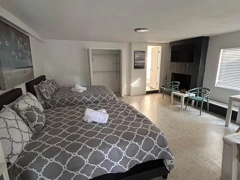 Beautifully decorated studio with workspace, fireplace & cozy beds.