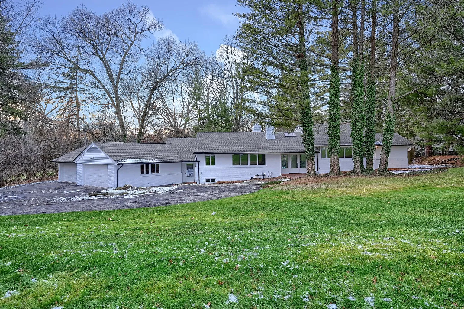684 Falmouth Dr photo 1