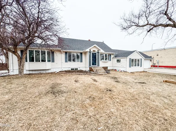 12 West St, Ray, ND 58849