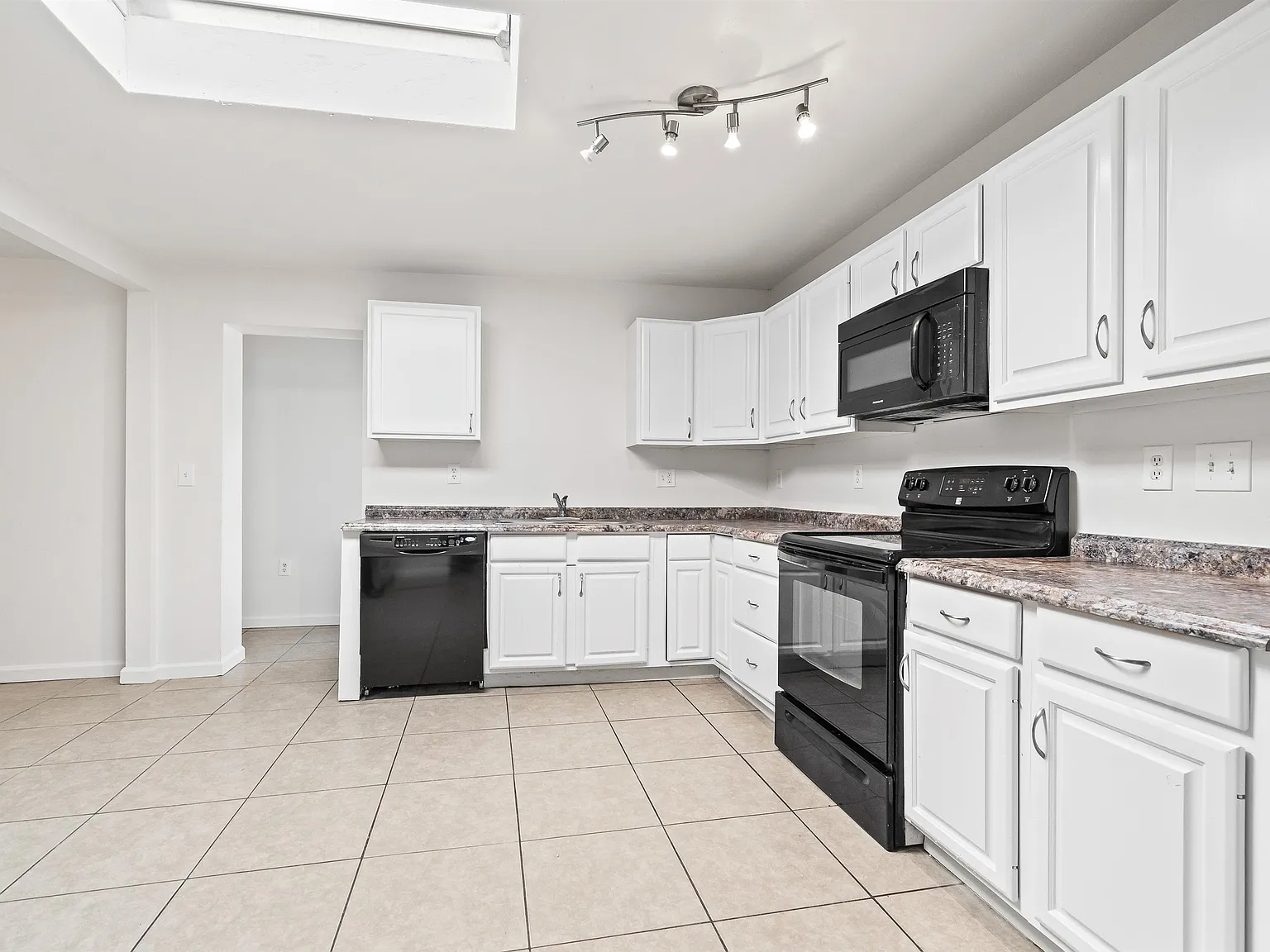 3 bed, 865 sqft, $1,190 — Photo 2