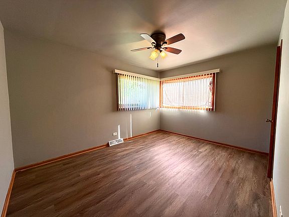 5th image of 16232 Sussex Ave