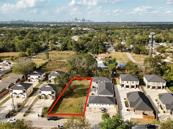 5013 Mallow St, Houston, TX 77033