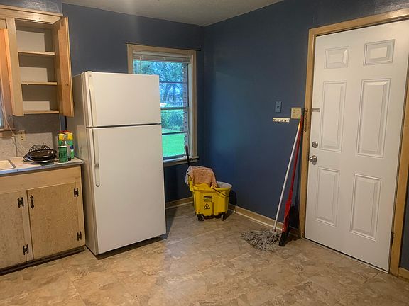 3rd image of 332 E Oak Ln