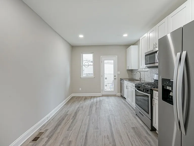 3130 Dickinson St — Photo 7