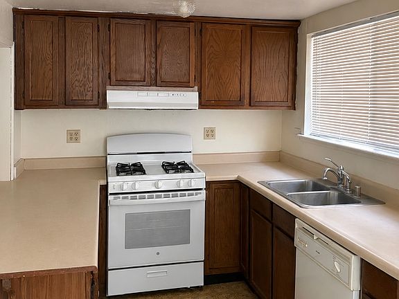 3rd image of 25 Lukens Pl #25