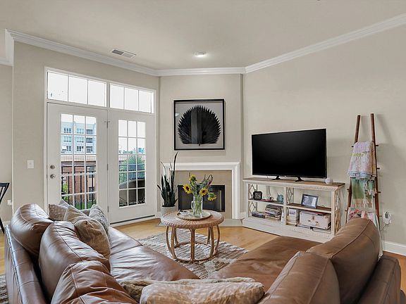 4th image of 450 E Ohio St APT 218