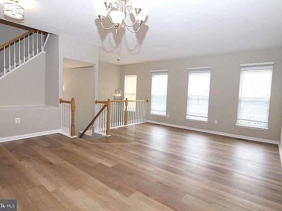 3rd image of 43798 Maison Blanc Sq