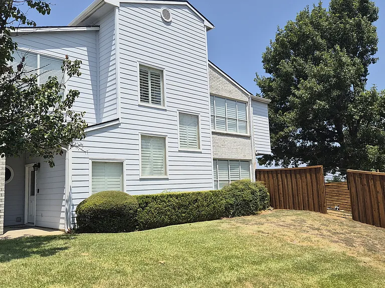 604 Oakbrook Dr — Photo 2
