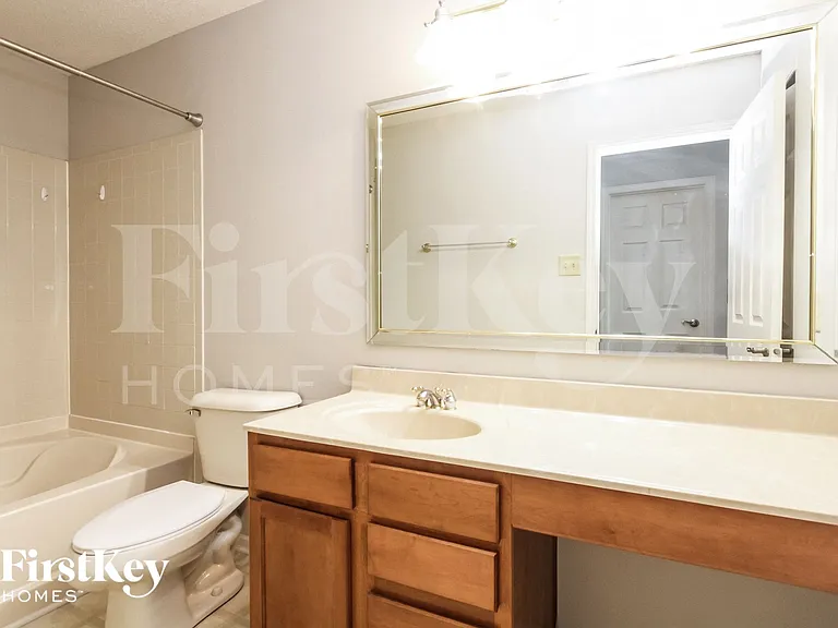 744 Thornwood Ln — Photo 10