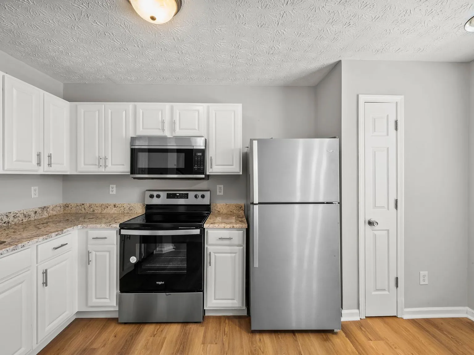 3 bed, 2.5 bath, 1372 sqft, $1,800 — Photo 3