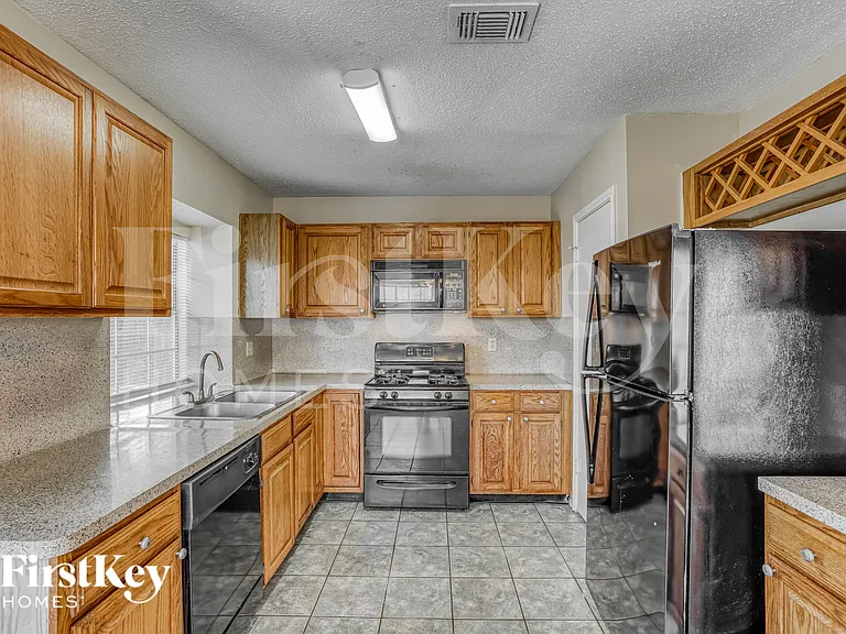 18614 Seaton Dr — Photo 10