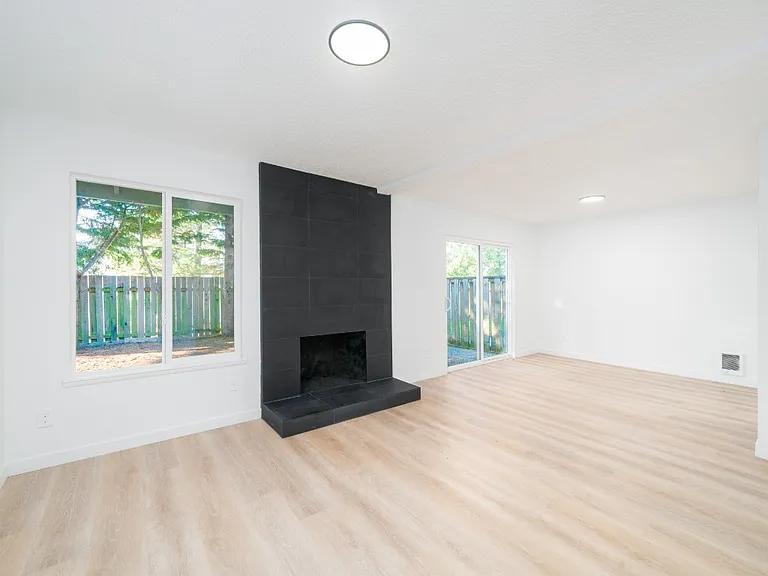 3141 SE Stott Cir — Photo 3