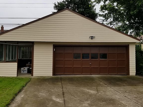 21/2 garage with patio.