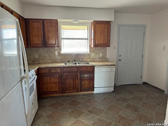 3 bed, 1.0 bath, 1008 sqft, $1,600 — Photo 2