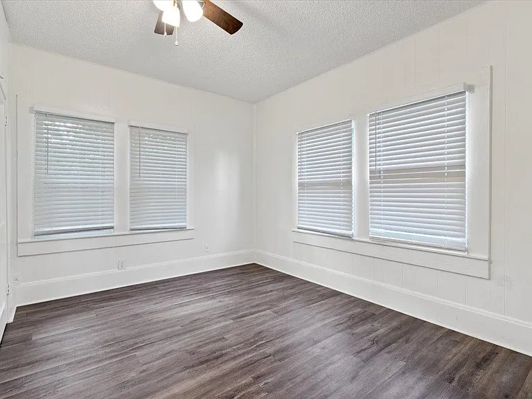 1406 Avenue D — Photo 15