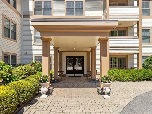 12 Russell Rd Unit 303, Wellesley, MA 02482
