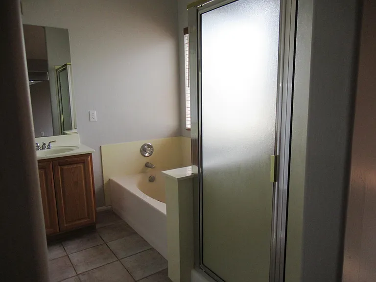 529 E Cantebria Dr — Photo 9