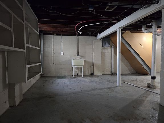 3rd image of 13835 Barclay St