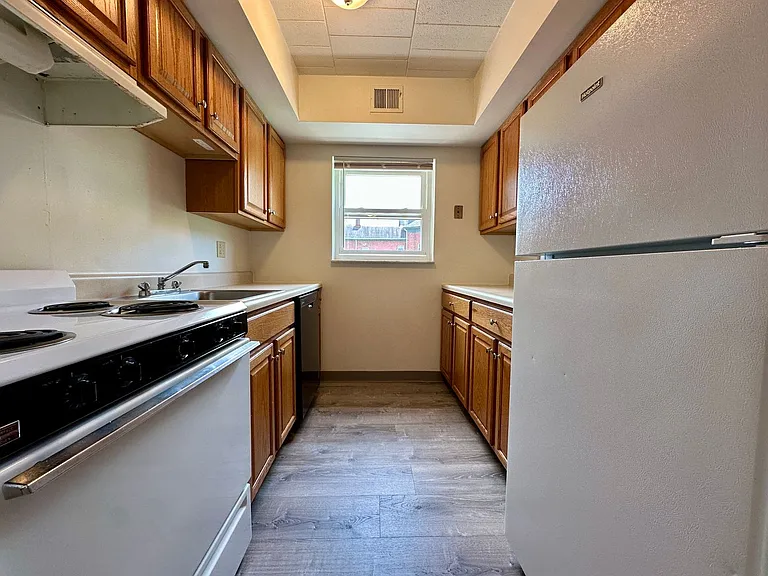 360 Maryland Ave — Photo 28