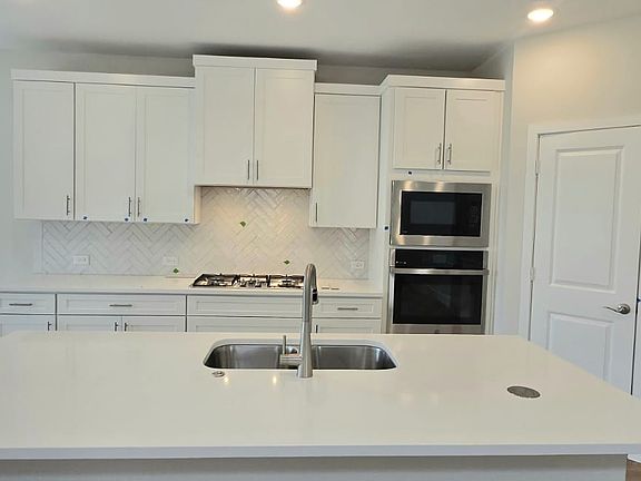4th image of 3010 Eleanor Dr