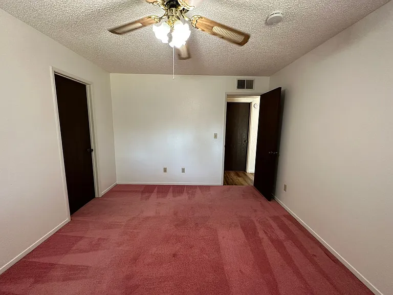 1135 Amberwood Ln — Photo 13